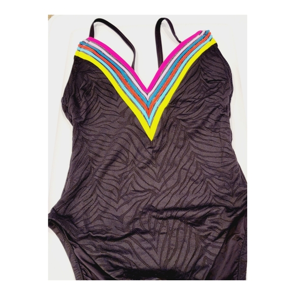 NWOT Trina Turk Textured Rainbow 🌈 Plunge One Piece Size 2 - Picture 5 of 5